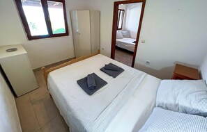 Free WiFi - 2 bedroom awesome apartment in Gdinj (Gdinj)