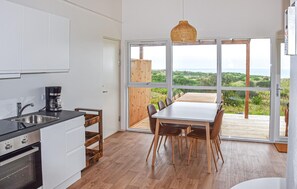 Fridge, stovetop, dishwasher, coffee/tea maker - Gorgeous home in Hanstholm with house sea view (Hanstholm)