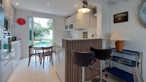 Una cucina moderna con zona pranzo, un'ampia finestra e vista sull'esterno.