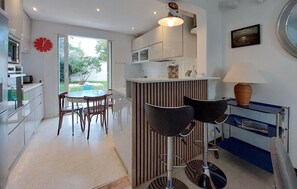 Fridge, microwave, stovetop, dishwasher - Beautiful home in Saint-Trojan-les-Bains with house sea view (Saint-Trojan-les-Bains)