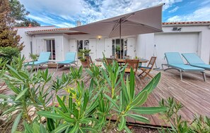 Outdoor dining - Beautiful home in Saint-Trojan-les-Bains with house sea view (Saint-Trojan-les-Bains)
