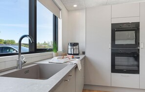 Frigorífico, microondas, placa de cocina y lavavajillas