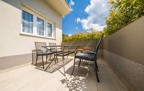 Outdoor dining - 1 bedroom amazing apartment in Podstrana (Podstrana)