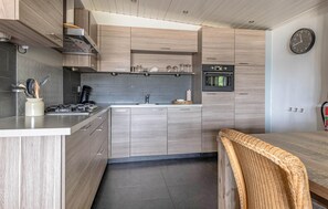 Fridge, microwave, stovetop, dishwasher - 4 bedroom cozy home in Erm (Erm)