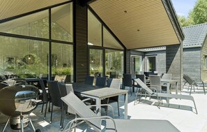Outdoor dining - Cozy home in Glesborg with sauna (Glesborg)