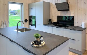 Fridge, microwave, dishwasher, coffee/tea maker - Gorgeous home in Hadsund with sauna (Hadsund)
