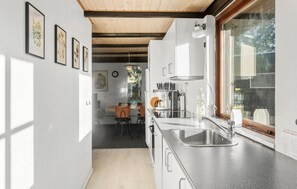 Fridge, dishwasher, coffee/tea maker, cookware/dishes/utensils - Stunning home in Væggerløse with WiFi (Væggerløse)