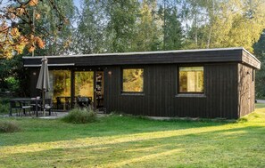 Outdoor dining - Stunning home in Væggerløse with WiFi (Væggerløse)