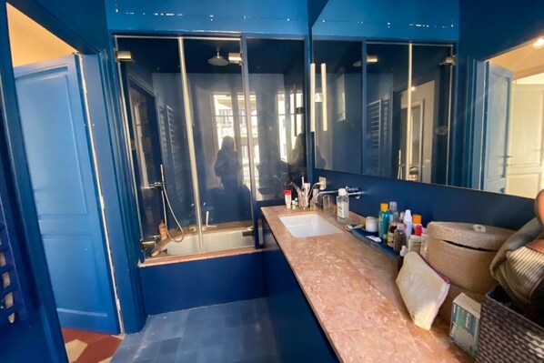 Bidê, toalhas de banho, shampoo 