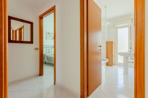 4 bedrooms, iron/ironing board - GuestHost - Spacious apartment of about 100 sqm, ideal for groups or families of up to 6 guests, located on the third floor of a building with an elevator (NOT for disabled persons). The property is situated in the residential district of La Vega, a quie (Cagliari)