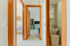 Interior - GuestHost - Spacious apartment of about 100 sqm, ideal for groups or families of up to 6 guests, located on the third floor of a building with an elevator (NOT for disabled persons). The property is situated in the residential district of La Vega, a quie (Cagliari)