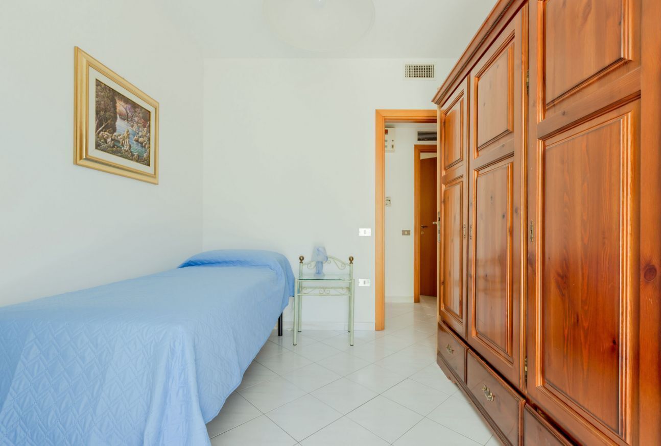 4 habitaciones y tabla de planchar con plancha 