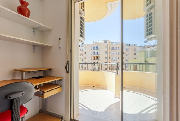 Interior - GuestHost - Spacious apartment of about 100 sqm, ideal for groups or families of up to 6 guests, located on the third floor of a building with an elevator (NOT for disabled persons). The property is situated in the residential district of La Vega, a quie (Cagliari)