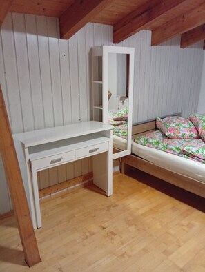 Iron/ironing board, WiFi, bed sheets - Apartment 'Casa Sabine' with Mountain Views and Wi-Fi (Freiburg)