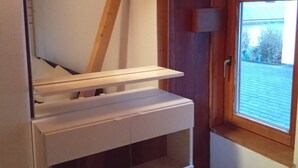 A room with a built-in bench, a window with a view, and a wooden ceiling structure. - Apartment 'Casa Sabine' in Freiburg im Breisgau at Tuniberg with Mountain View and Wi-Fi (Freiburg)