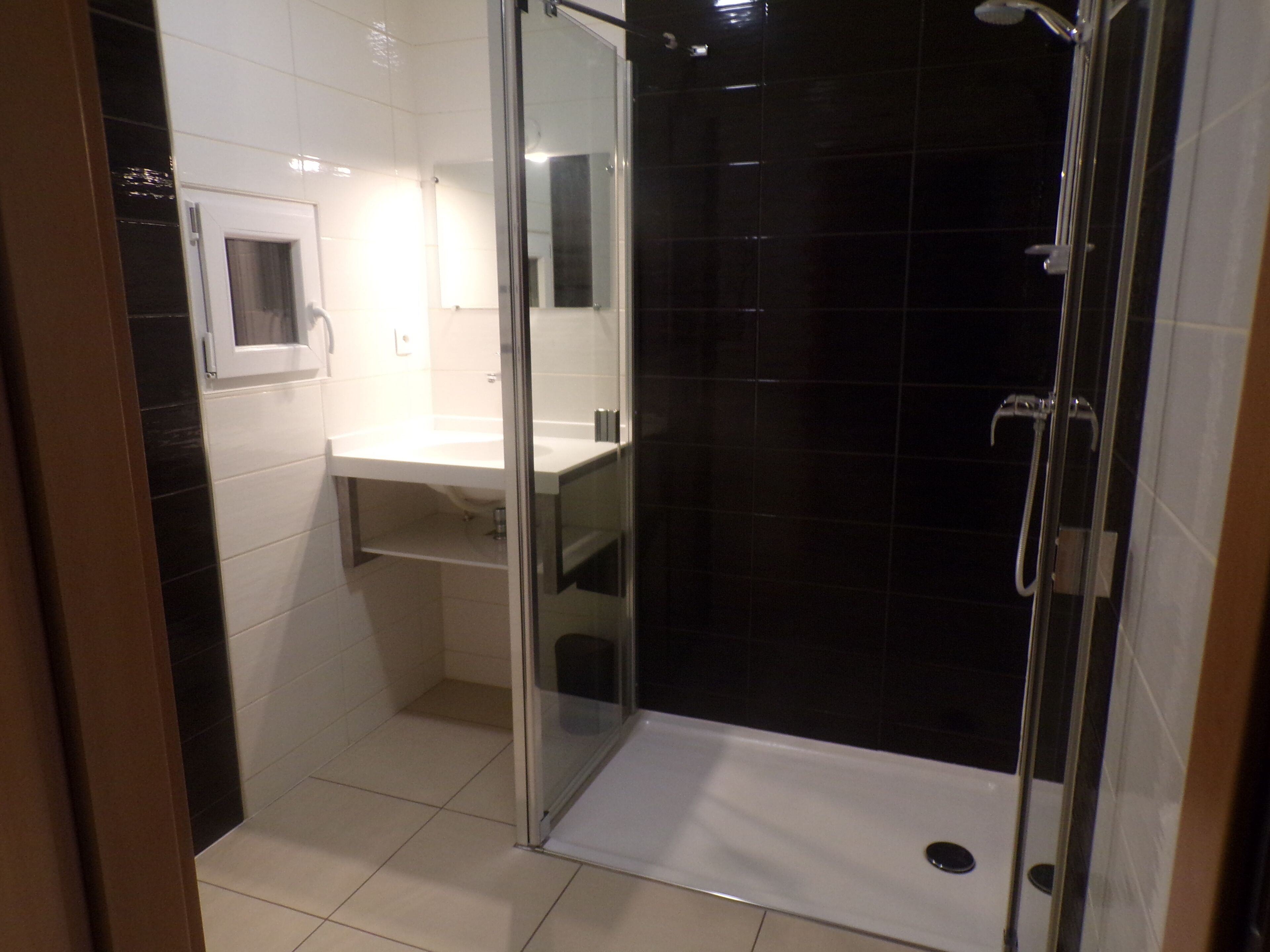 Dutxa, assecador de cabells i tovalloles 
