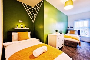 Iron/ironing board, free WiFi, bed sheets - Lodginet Stays - County Heights | 2BR Flat 3 (Liverpool)