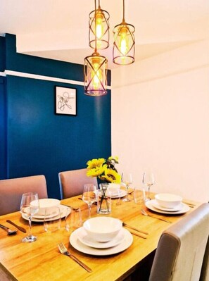 Dining - Lodginet Stays - County Heights | 2BR Flat 3 (Liverpool)