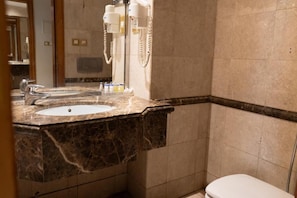 Amenidades de baño gratuitas, secadora de cabello, toallas, jabón