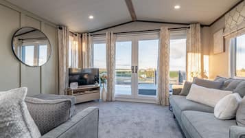 Een televisie en een open haard