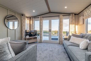 Een televisie en een open haard