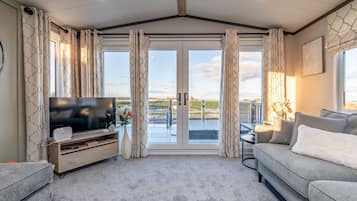 Een televisie en een open haard