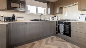 Een koelkast, een magnetron, een oven, een koffiezetapparaat/waterkoker