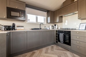 Een koelkast, een magnetron, een oven, een koffiezetapparaat/waterkoker