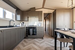 Fridge, microwave, oven, coffee/tea maker - Lodge No 133 | Hot Tub | Stewart's Resort Cameron (Cameron)