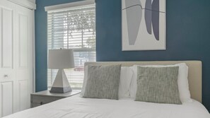 2 bedrooms, desk, iron/ironing board, WiFi