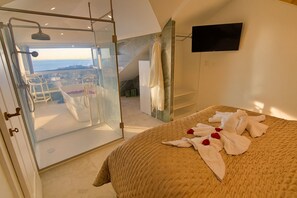 In-room safe, iron/ironing board, travel crib, free WiFi