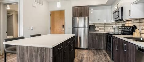 Réfrigérateur, tables à manger