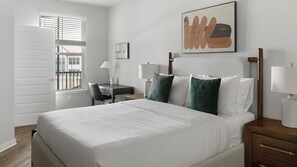 Escritorio, tabla de planchar con plancha, wifi y ropa de cama 