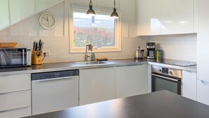 Kaffetrakter/tekoker, kjøleskap, mikrobølgeovn og ovn