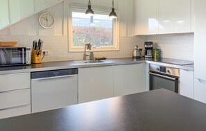 Kjøleskap, ovn, kokeplater og oppvaskmaskin