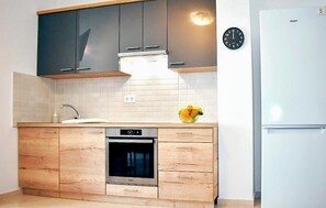 Fridge, oven, stovetop, dishwasher - Cozy apartment in Vrsi with WiFi (Vrsi)