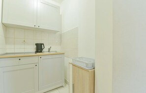 Geladeira, fogão, cooktop, talheres/pratos/utensílios de cozinha