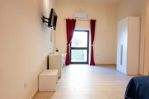 Deluxe-Doppel- oder -Zweibettzimmer, Mehrere Betten, zum Garten hin