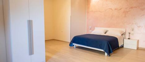 デラックス ダブルまたはツインルーム ベッド (複数台) ガーデン | WiFi (無料)