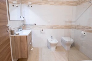 غرفة ديلوكس مزدوجة أو بسريرين منفصلين - عدة أسرّة - في منطقة الحديقة | حمام