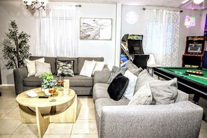 Smart TV, chimenea y videojuegos 