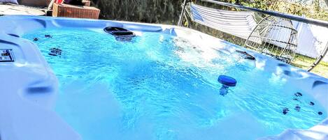 Tina de hidromasaje al aire libre