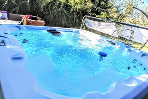 Outdoor spa tub - Relaxing New Hot Tub Orlando Home / Pool Table / Arcade / Nintendo Switch / PS4 (Orlando)