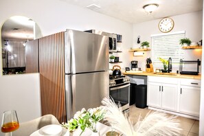Refrigerador, microondas, horno y parrilla de estufa 