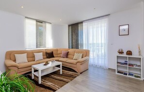 Smart TV - Lovely apartment in Cilipi with private swimming pool, can be inside or outside (Cilipi)
