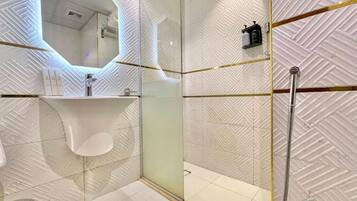 Produtos de toalete grátis, secador de cabelo, toalhas de banho