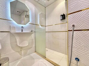 Amenidades de baño gratuitas, secadora de cabello, toallas, jabón