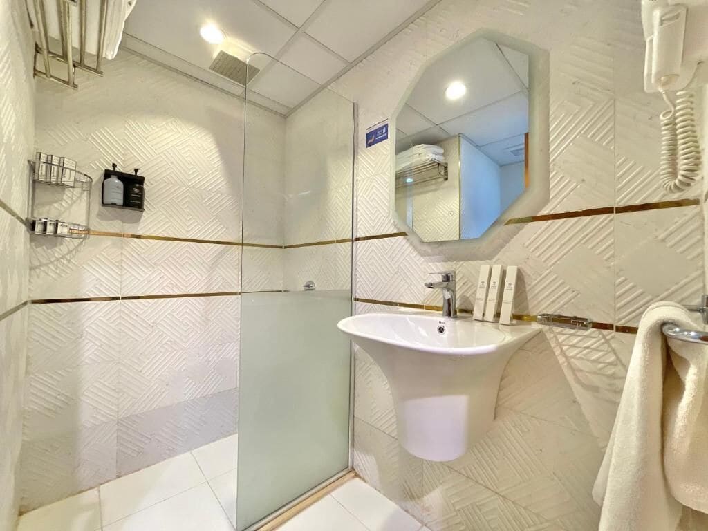 Artículos de higiene personal gratuitos, secador de pelo y toallas