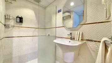 Amenidades de baño gratuitas, secadora de cabello, toallas, jabón