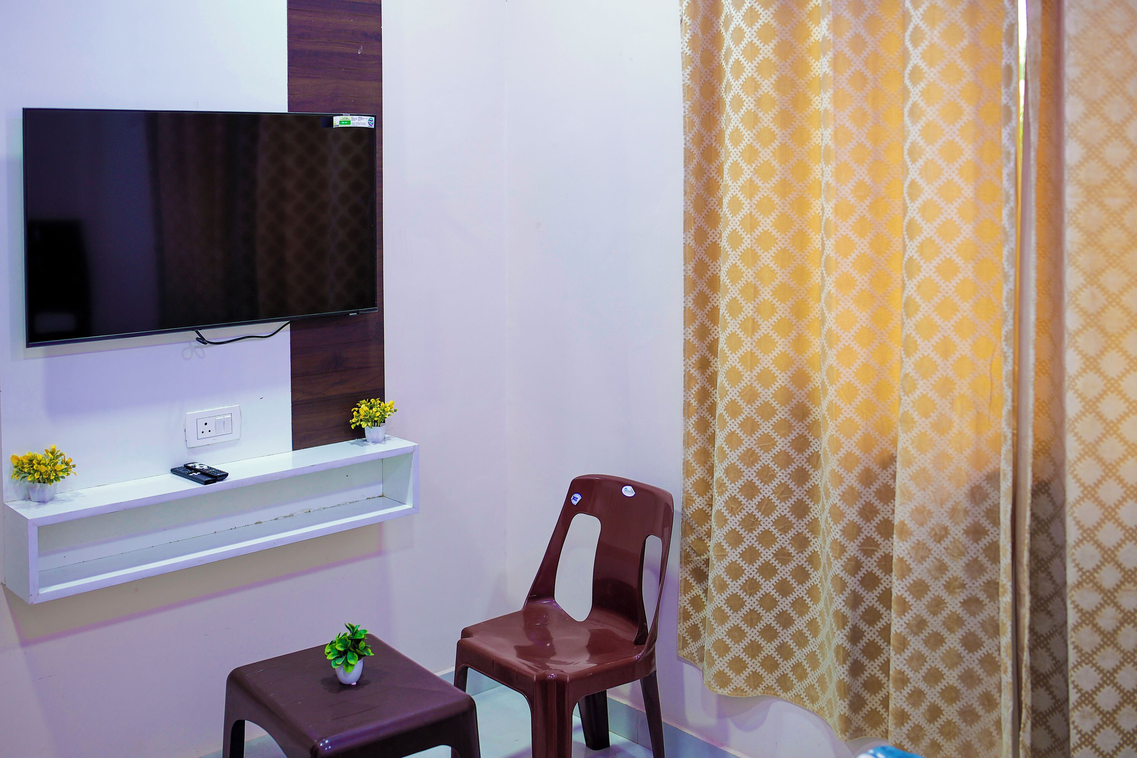 Desk, laptop workspace, free WiFi